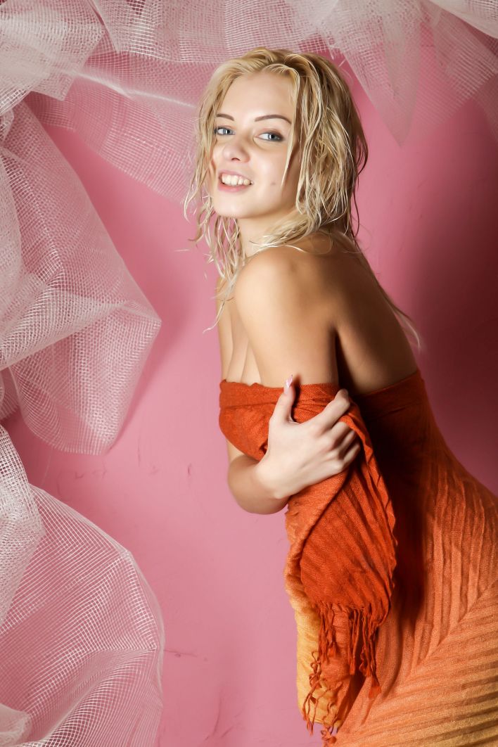 Dianthe E in Pink Wall Session. Миниатюра 1