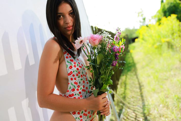 Gia Rosse in Outdoor Studio. Thumbnail 12