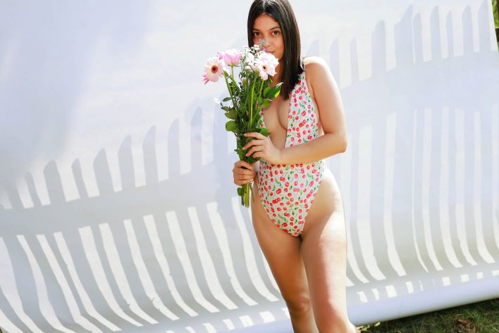 Gia Rosse in Outdoor Studio. Thumbnail 7