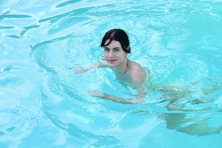 Olivia in Pool Party. Миниатюра 29