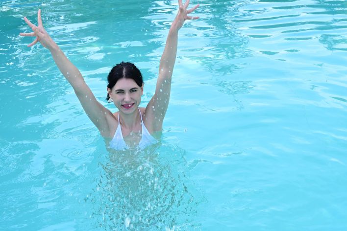 Olivia in Pool Party. Миниатюра 5