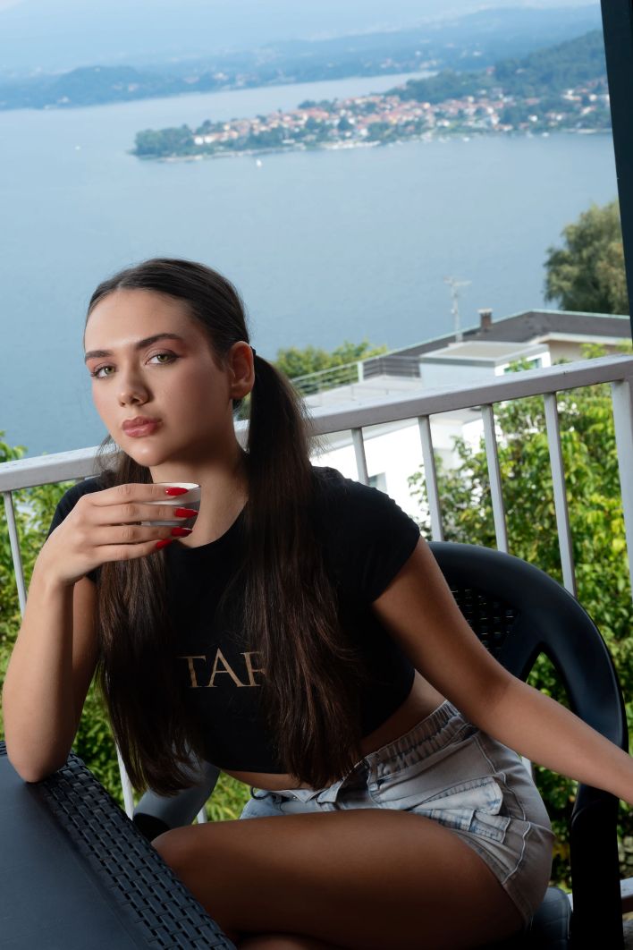 Vixi Rafi in Perfect Scenery. Thumbnail 3