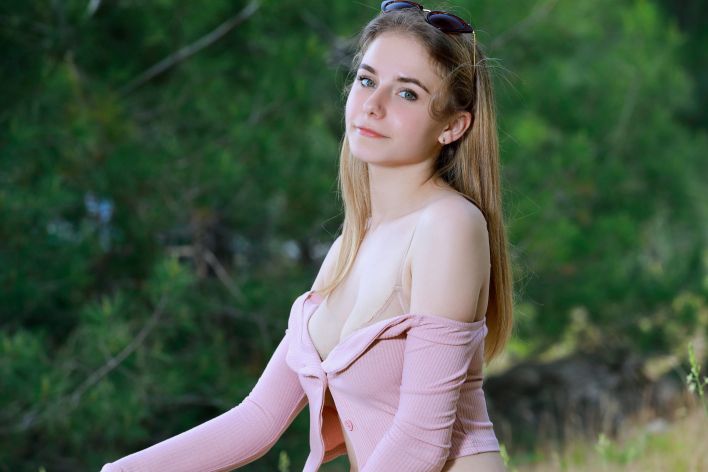 Dakota Pink in Happy Go Lucky. Thumbnail 3