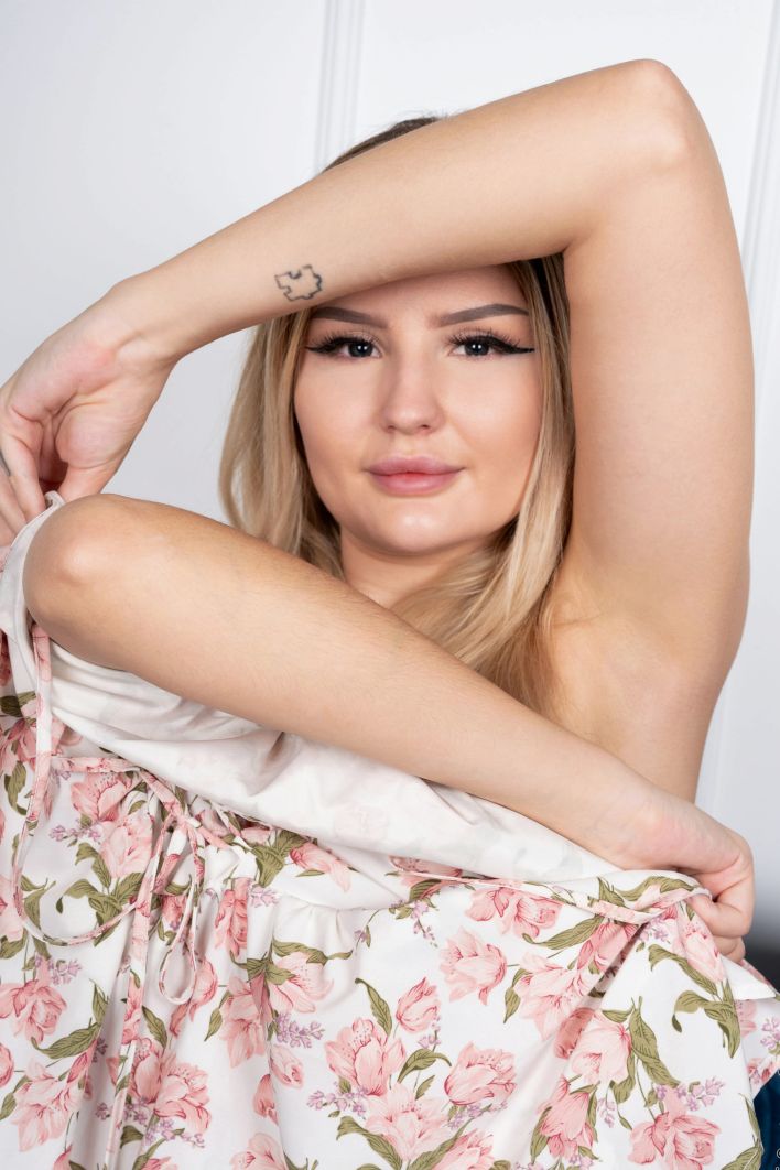 Coco in Blonde Beauty. Thumbnail 11