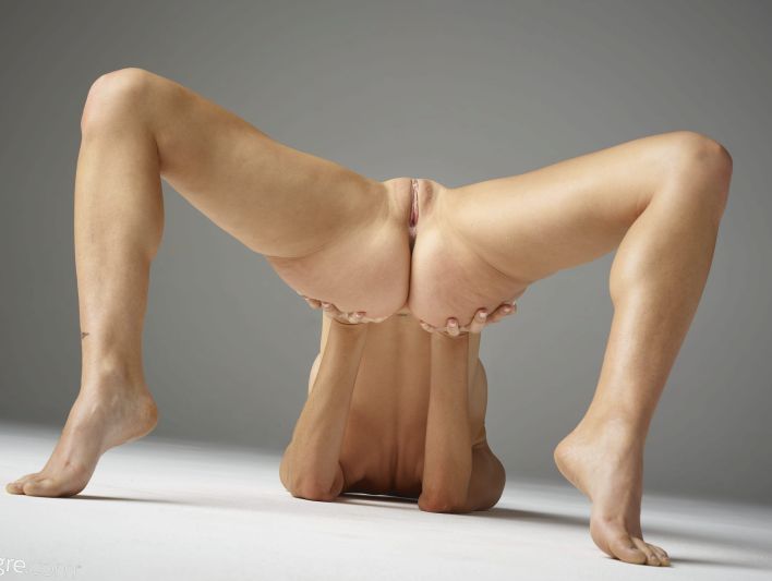 Flora in Full Frontal. Thumbnail 25