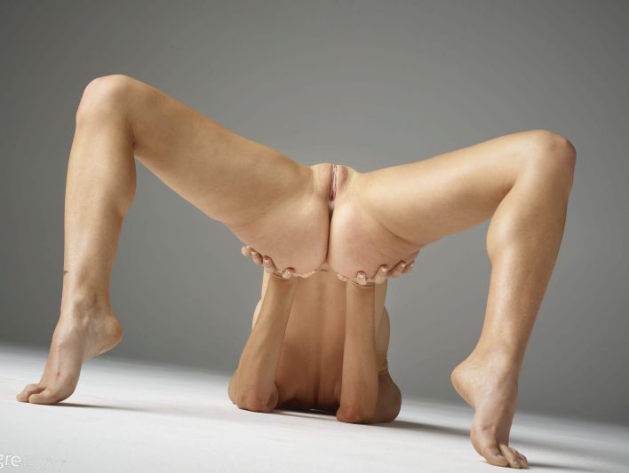 Flora in Full Frontal. Thumbnail 26