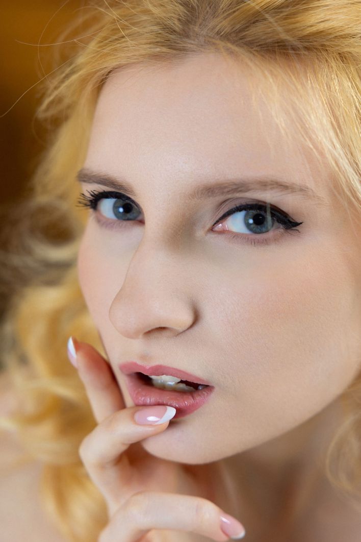 Minnie Lighter in Provocative Blonde. Thumbnail 24
