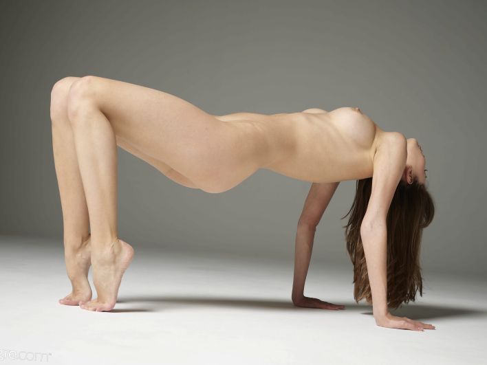 Anna L in Naked Body In Motion. Thumbnail 12