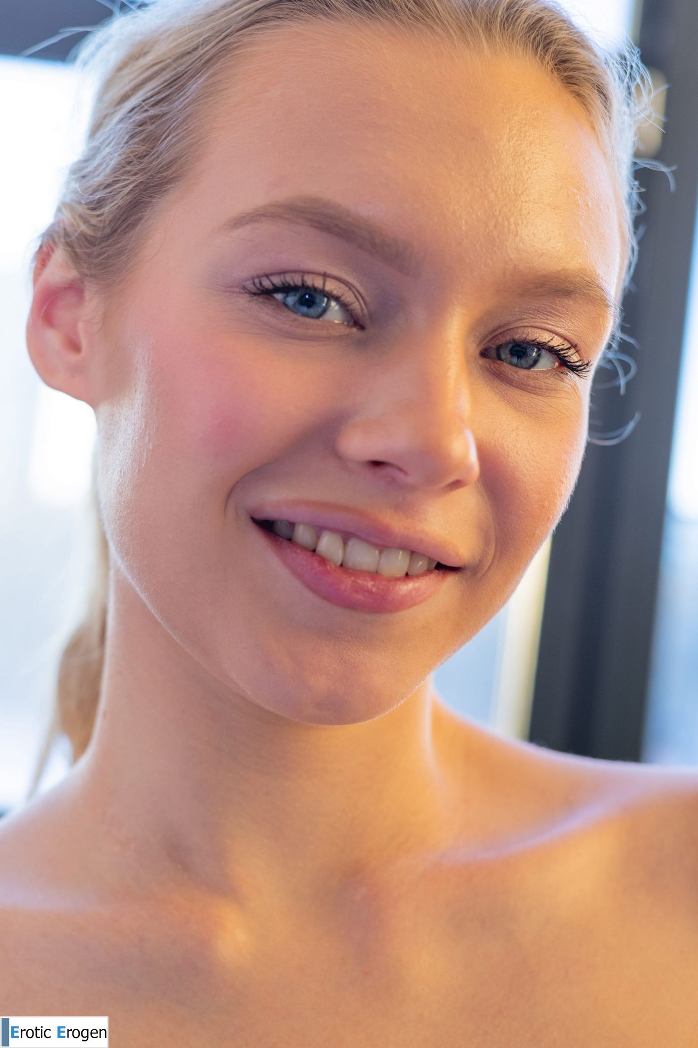 Stefany in Attractive Smile. Picture 20