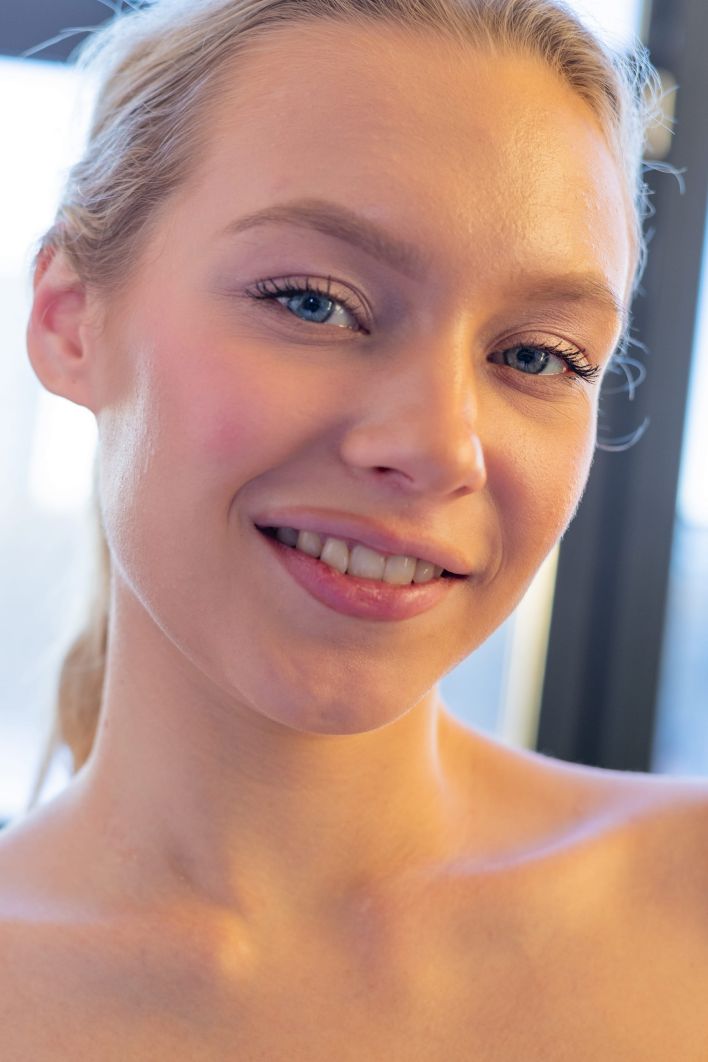 Stefany in Attractive Smile. Thumbnail 20